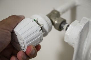 Le plan d'action du canton de Genève a permis de réduire de 6% la consommation de gaz et de 3% celle d'électricité durant l'hiver 2022-2023. Ces économies sont toutefois moins importantes que les objectifs fixés par la Confédération (illustration). KEYSTONE/JEAN-CHRISTOPHE BOTT
